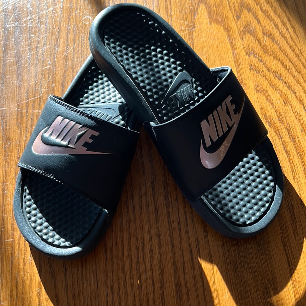 Hardly worn like new Nike sandals Rose color logo on traditional black